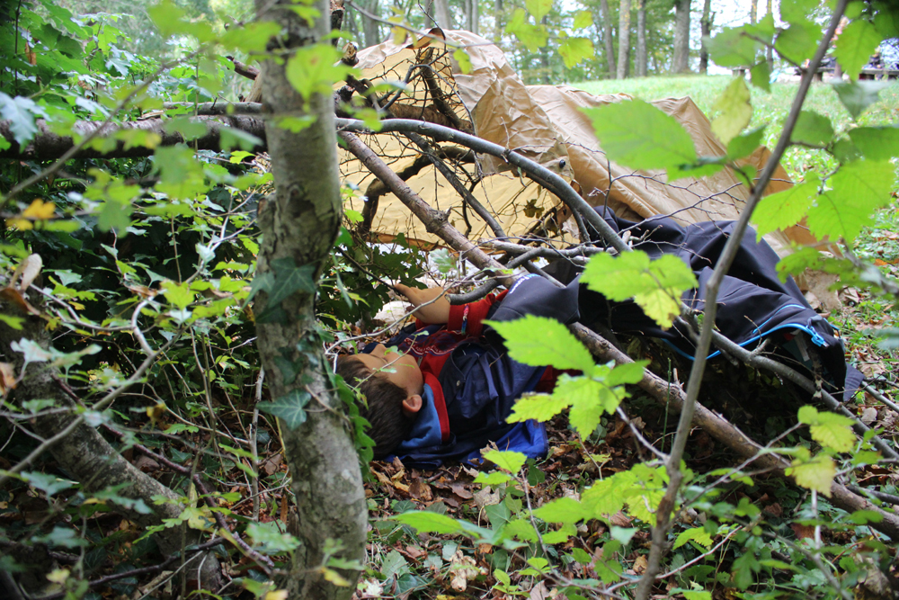 Konzeption und Durchf&Atilde;&frac14;hrung naturp&Atilde;&curren;dagogischer Angebote wie zum Beispiel eines Survival-Trainings auf der Schw&Atilde;&curren;bischen Alb: Orientierung, Erste Hilfe, Feuermachen und Unterschlupf bauen mit minimalen Hiflsmitteln.